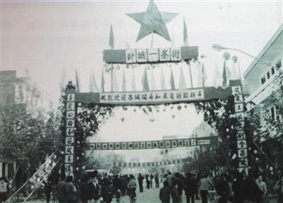 80年代末至90年代初，横店形成纺织一条街。（翻拍资料图）