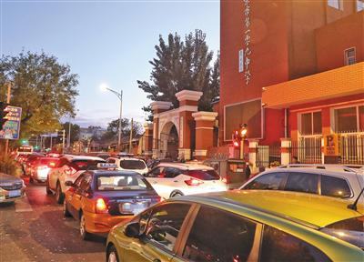 10月24日下午5时30分，北京市第一零九中学门前道路车流拥堵行驶缓慢。新京报记者 王贵彬 摄