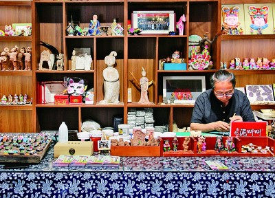 陕西省西安市长安区王莽街道小峪口村积极引进非物质文化遗产，形成集非遗传承、文创发展为一体的乡村振兴新模式。图为泥塑艺人在小峪口村工作室内创作。新华社发