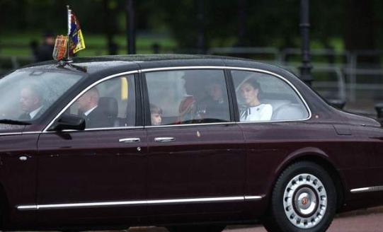 视频曝光！英国凯特王妃接受癌症手术后首次公开露面，与王室成员一同参加游行，向民众挥手致意（视频/组图） - 1
