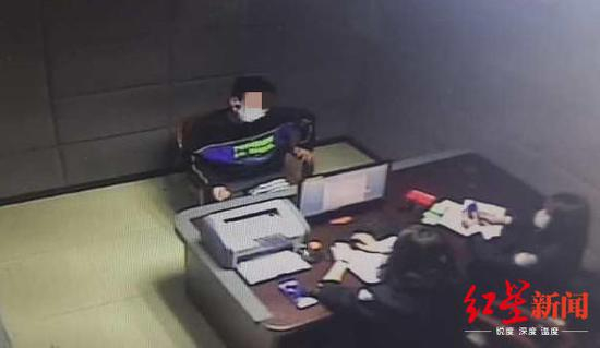 ↑傅某到交警部门接受调查。