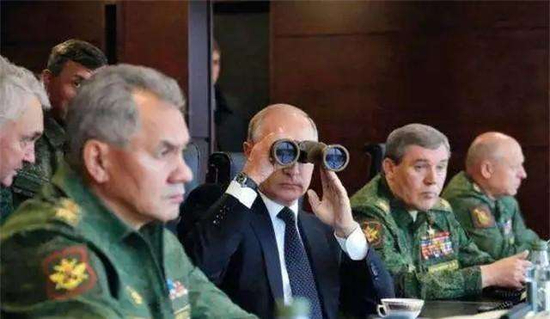 ·&nbsp;格拉西莫夫（右二）坐在普京（左二）身旁。