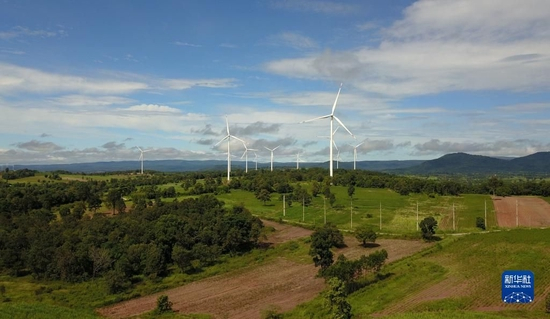 这是2022年10月4日在泰国猜也蓬府拍摄的由中国金风科技提供的风力发电机（无人机照片）。新华社发（塔纳摄）