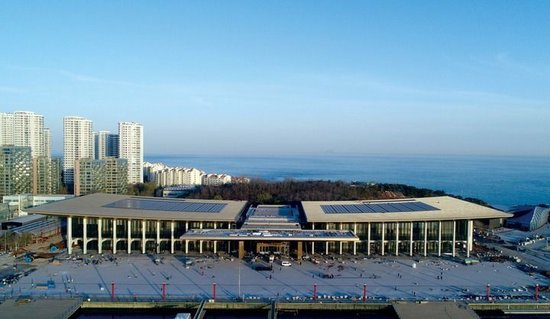  上合青岛峰会主会场外景（2018年5月18日摄）。新华社发（中建八局供图）