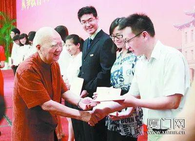 邓子基给受奖师生颁发2012年厦门大学经济学院财政系邓子基奖教奖学金。 （姚凡 摄）