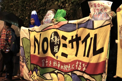 日本民众10月19日晚在东京国会议事堂前举行抗议集会，反对高市早苗政府的扩军备武和修宪动向，呼吁维护和平 图：新华社