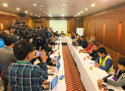  12月2日，广州地铁集团建设总部总经理孙成伟在通气会上称，仍有一名被困者身份不明。新京报记者 蒋鹏峰 摄