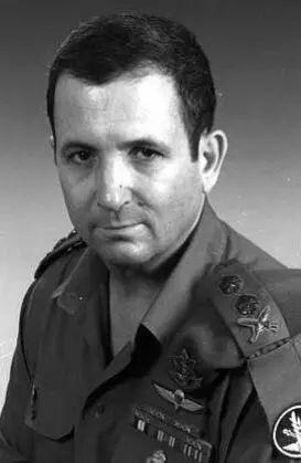  服役时的埃胡德·巴拉克。