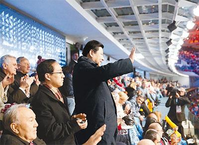 当地时间2014年2月7日晚8时14分，北京时间8日零时14分，第二十二届冬季奥林匹克运动会在俄罗斯索契隆重开幕。国家主席习近平应俄罗斯总统普京邀请出席开幕式。这是习近平向步入会场的中国代表团奥运健儿挥手致意。新华社记者 兰红光摄