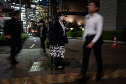 日本民众10月14日晚在东京的美国驻日本大使馆附近举行集会，抗议近日发生的驻日美军士兵涉嫌抢劫杀害冲绳女性案件，并反对即将举行的日美联合军演 图：新华社