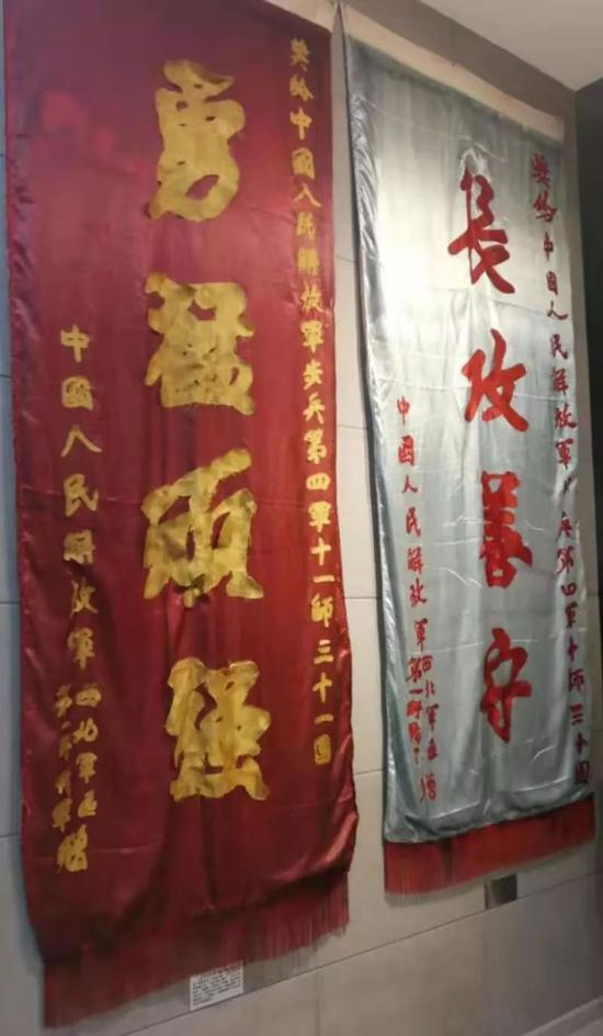 △如今，陈列在中国人民革命军事博物馆里的两面战旗。