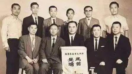  ·前排右二为向前。