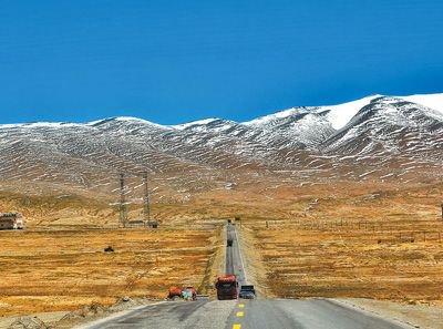 车辆行驶在青藏公路青海可可西里路段。马怀刚摄（影像中国）