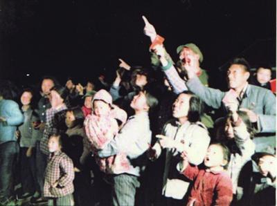 卫星发射后，人们仰头寻找卫星的踪影 （资料照片）