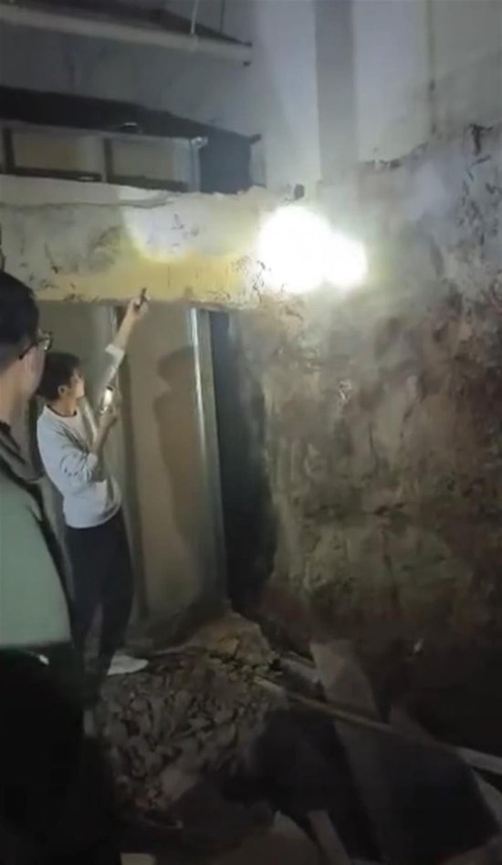 室内疑有挖土的痕迹（视频截图）