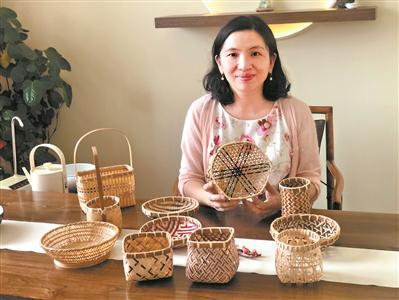 范凌编织了许多精美的竹篮。
