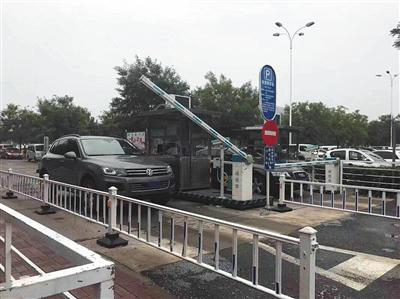 2017年7月28日，在北京沃尔玛山姆会员店，一位车主缴费时无需停车便驶出停简单智慧停车场。