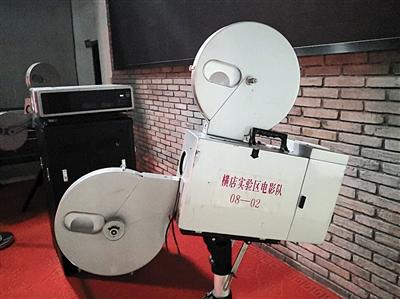 7月5日，横店影视集团的大厅内摆放着早期电影队的播放机。