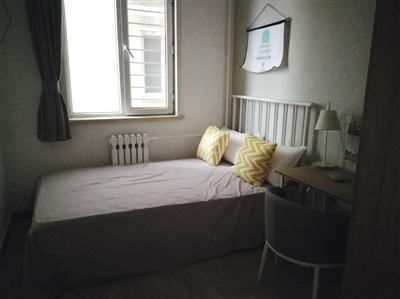 12月2日，天通苑某小区，一间7平米的次卧报价2190元/月。新京报记者 潘亦纯 摄