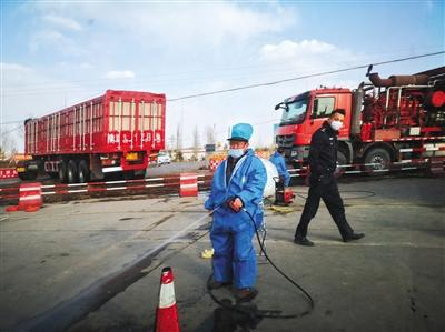 　　陕西省榆林市靖边县发生非洲猪瘟疫情后，3月9日，靖边张家畔一公路交叉口，工作人员在交警配合下，对过往车辆喷洒消毒液。 图/视觉中国