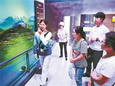 北信科志愿者为游客现场讲解