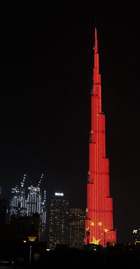 △当地时间2020年2月2日，在阿联酋迪拜，当地地标建筑物哈利法塔点亮中国国旗图案，为中国抗击新冠肺炎疫情加油。
