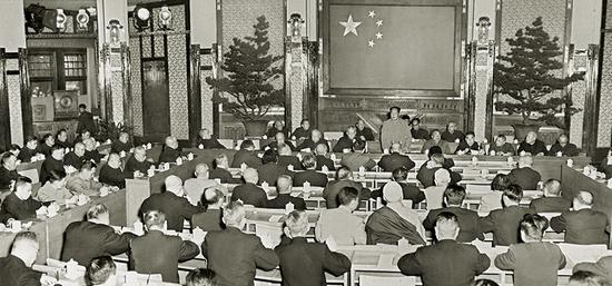 1956年4月25日，毛泽东同志在中共中央政治局扩大会议上发表了《论十大关系》的讲话。这篇讲话，以苏联的经验为鉴戒，总结了中国的经验，提出了调动一切积极因素为社会主义事业服务的基本方针，对适合中国情况的社会主义建设道路进行了初步的探索。5月2日，毛泽东同志在最高国务会议上，又一次对十大关系作了系统的阐述。图为1956年5月2日，毛泽东同志在最高国务会议上作《论十大关系》的讲话。 新华社发