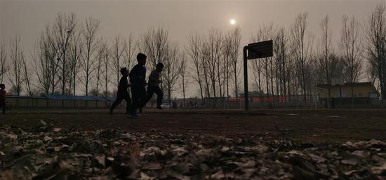  足球训练前的热身运动。郑子愚摄