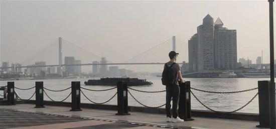 郭杰瑞在上海黄浦江边 李楚悦 摄
