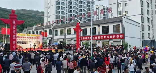  甘肃临夏县搬迁群众参与安置点文艺演出