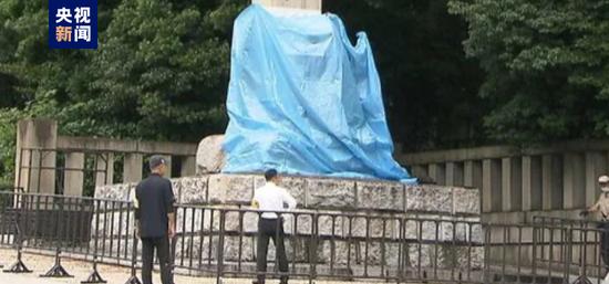 日本靖国神社石柱被红漆涂写英文“茅厕”一词