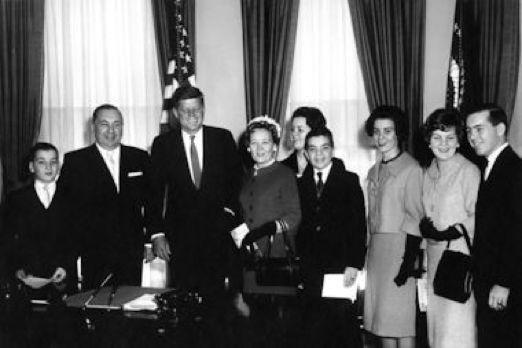 图为时任美国总统的肯尼迪在白宫接见戴利家族 图源：白宫官网