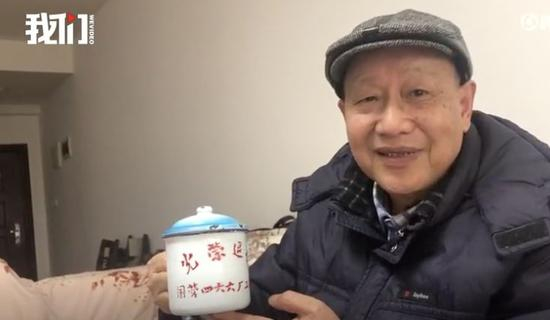  工厂发的印有“光荣退休”字样的杯子，李年风一直在使用。视频截图