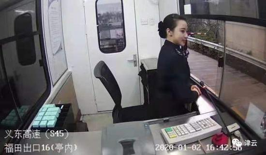  小斯很快调整状态，微笑进入工作状态