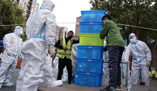  ▲松江封控小区保供现场 叮咚买菜供图