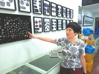 章华妹介绍她的服装辅料产品，购买这些服装配件的顾客来自全国各地。