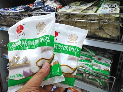 　　5月15日，上海一超市销售的食盐。作为“全民补碘”的发端，《食盐加碘消除碘缺乏危害管理条例》在施行24年之后迎来整体修订。图/视觉中国
