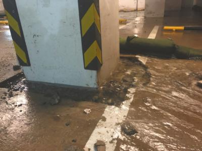  立柱冒出的水翻着水花。