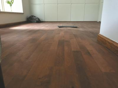 木地板起拱，最高凸起10厘米。