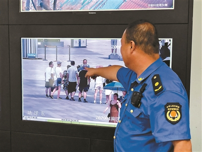 执法人员通过监控锁定一名疑似“黑导游”人员