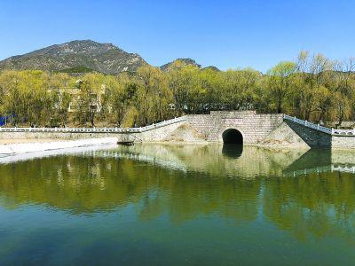 白河堡水库的清水自官厅补水渠注入妫水河。本报记者 朱松梅摄