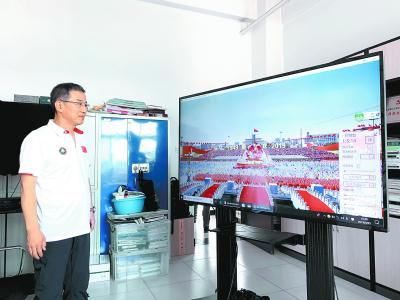 丁刚毅教授向记者展示国庆盛典仿真模拟系统。张宇摄
