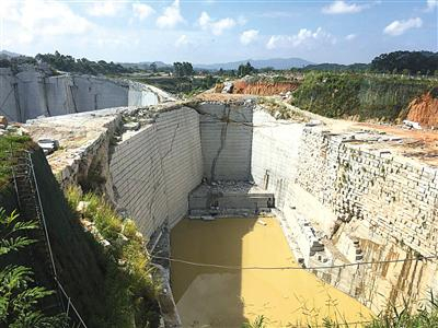 8月27日，漳浦县某处已经封闭的矿坑。 特04-特05版摄影/新京报记者 张胜坡