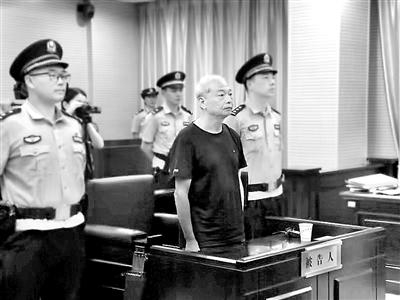 　　何炳荣，浙江省嘉兴市委原常委、嘉兴经济技术开发区党工委原书记，曾任桐乡市副市长、嘉善县委书记。因涉嫌严重违纪违法，2018年11月接受纪律审查和监察调查。今年5月，被开除党籍、开除公职，并被移送检察机关审查起诉。10月12日，法院对何炳荣以受贿罪判处有期徒刑7年，并处罚金人民币60万元，以滥用职权罪判处有期徒刑5年，决定执行有期徒刑9年6个月，并处罚金人民币60万元。胡芦丹 摄