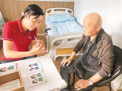 图为在上海市闵行区新虹街道的“记忆家”，护理人员为认知障碍老人提供认知训练。新华社记者 黄安琪摄