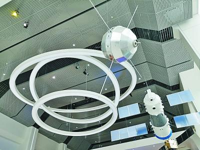 陈列于中国空间技术研究院展馆的东方红一号备份卫星（左上）。本报记者&nbsp;张蕾摄