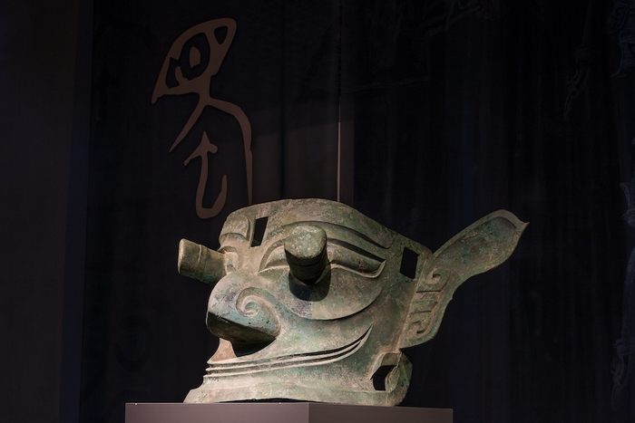 纵目大面具宽136厘米，两颊上下均有榫孔，推测是被高高供奉在宗庙中的，可能代表着三星堆人对眼睛的崇拜。&nbsp; &nbsp;&nbsp;广西师范大学出版社 图