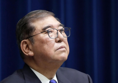 2025年10月10日，时任日本首相石破茂在位于日本东京的首相官邸发表“战后80周年”见解后回答记者提问 图：新华社/共同社