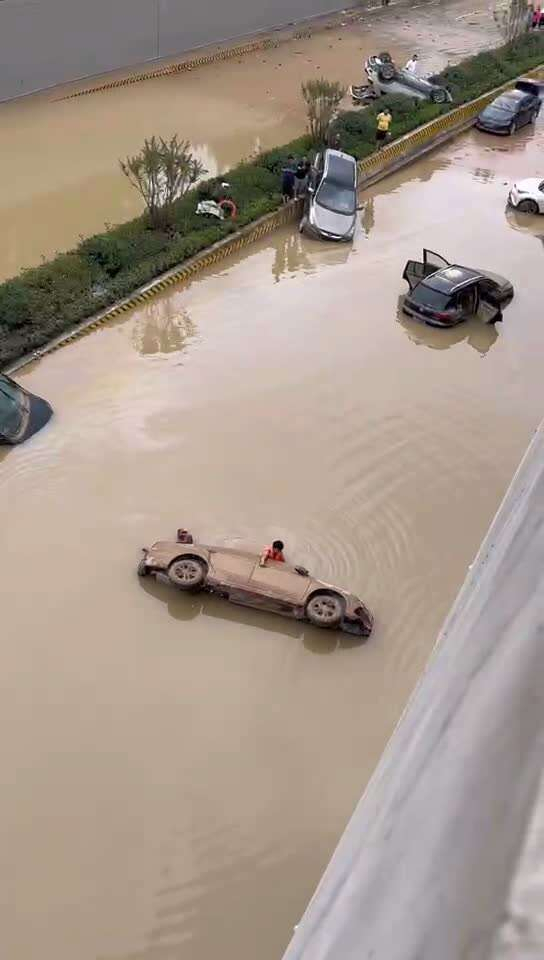 袁格兵在京广北路隧道救援（网络视频截图）