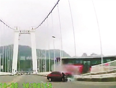 22路公交撞断护栏坠入江中（视频截图）